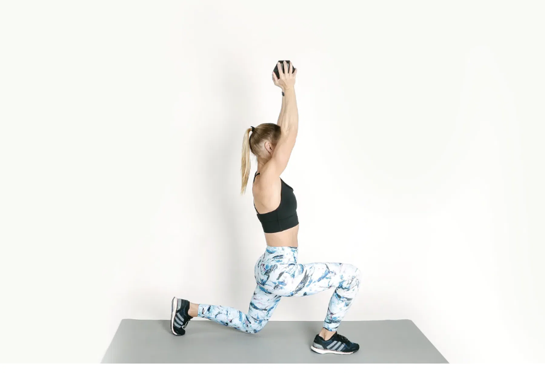 Vrouw doet Overhead Forward Lunge